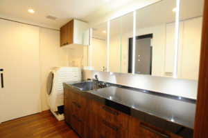 玄関にはインテリアを楽しめる飾り棚と、ガラスブロックで表情豊かな入口に