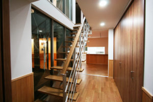 来客用収納を兼ねた造作収納。スペースもたっぷりで, お部屋をすっきり見せるのにも 大活躍。